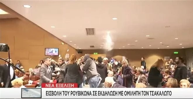 Οι πρώτες εικόνες από την επεισοδιακή εισβολή Ρουβίκωνα- «Πάγωσε» ο Τσακαλώτος